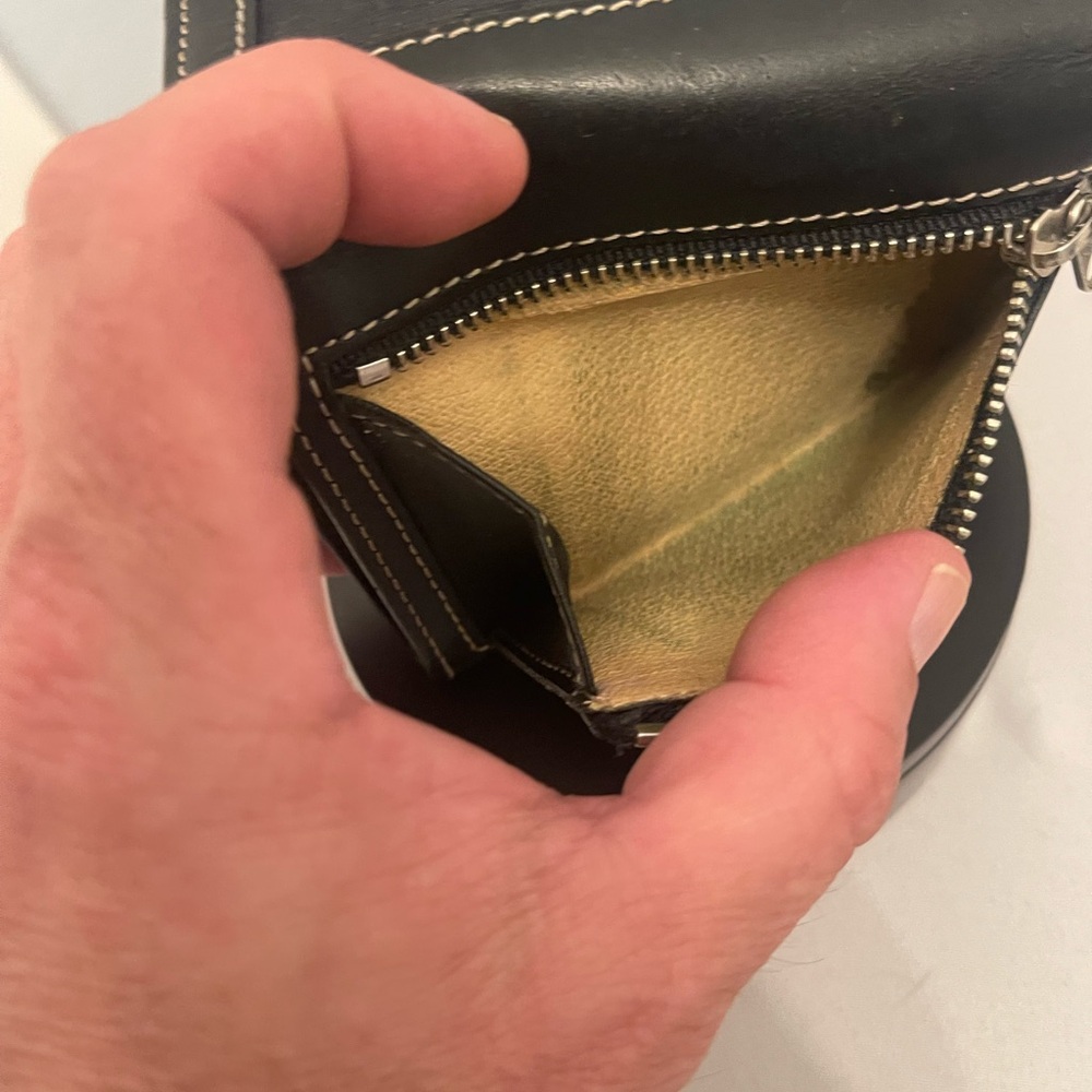 Beautiful men’s Dooney and Bourke trifold wallet - Picture 4 of 6